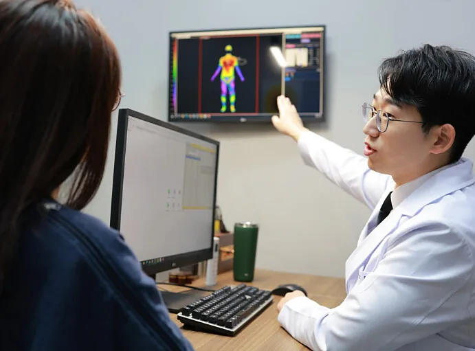 전승원 대표원장이 체열 검사 결과 화면을 보며 환자에게 설명하는 모습